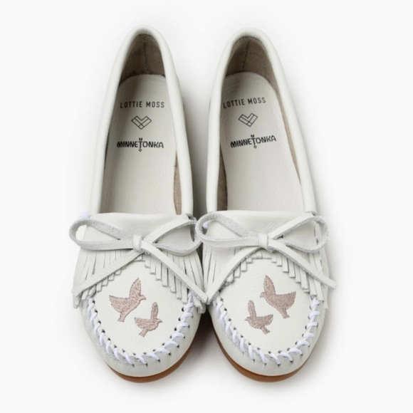 Minnetonka Shoes - Minnetonka × Lottie Moss Embroidered Dove Moccasins Womens Size 9.5